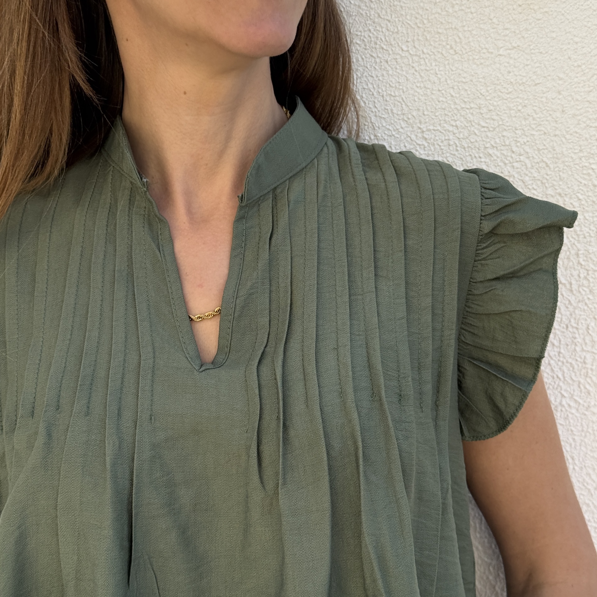 Blusa feminina verde com textura listrada e mangas de babado