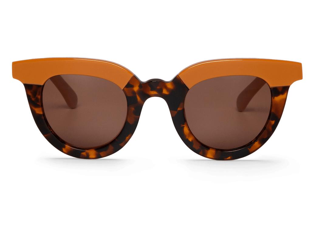 Óculos de sol com armação castanha e laranja com lentes escuras
