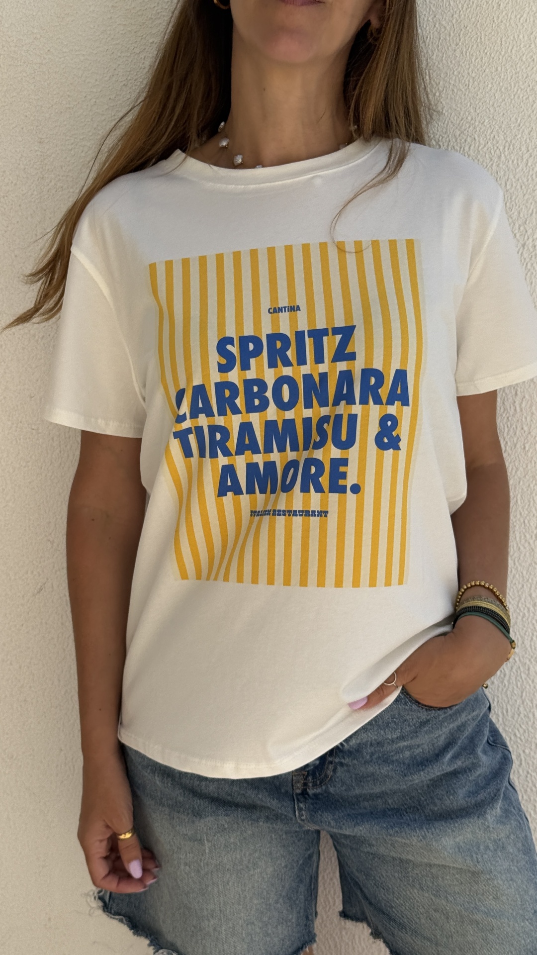 T-shirt branca com estampa frontal amarela e azul SPRITZ CARBONARA TIRAMISU & AMORE