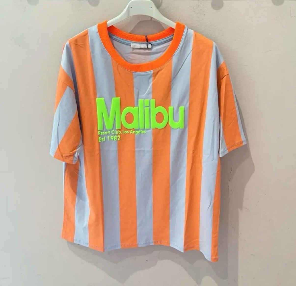 T-shirt de algodão laranja e cinza com texto verde fluorescente Malibu.