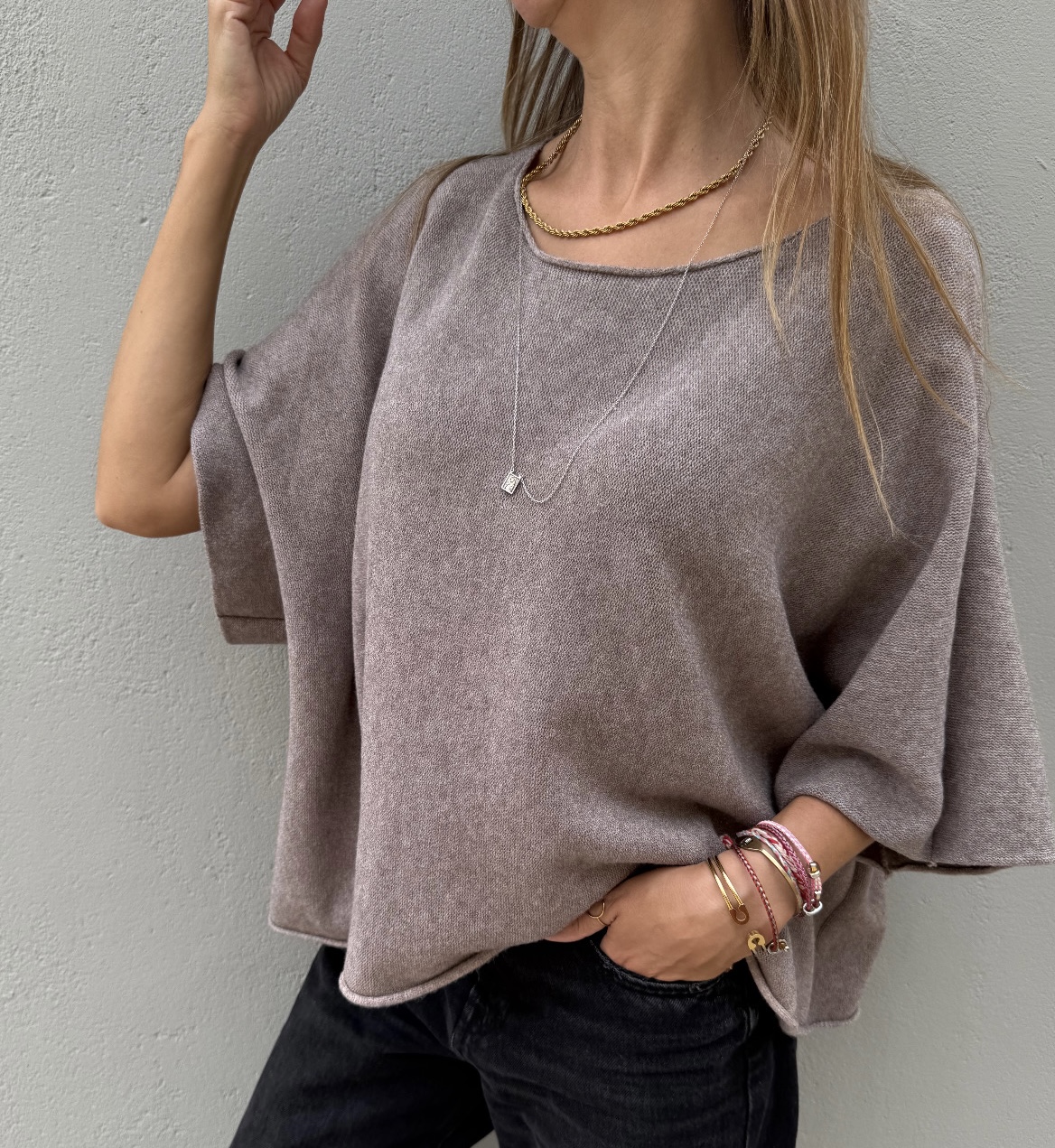 Camisola de malha castanha clara com mangas curtas largas