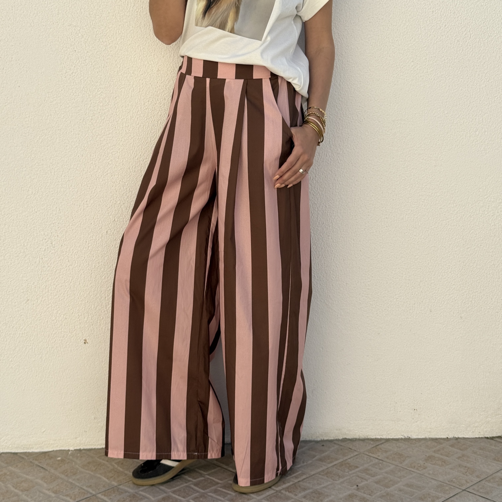 Calças largas riscas verticais castanho e rosa