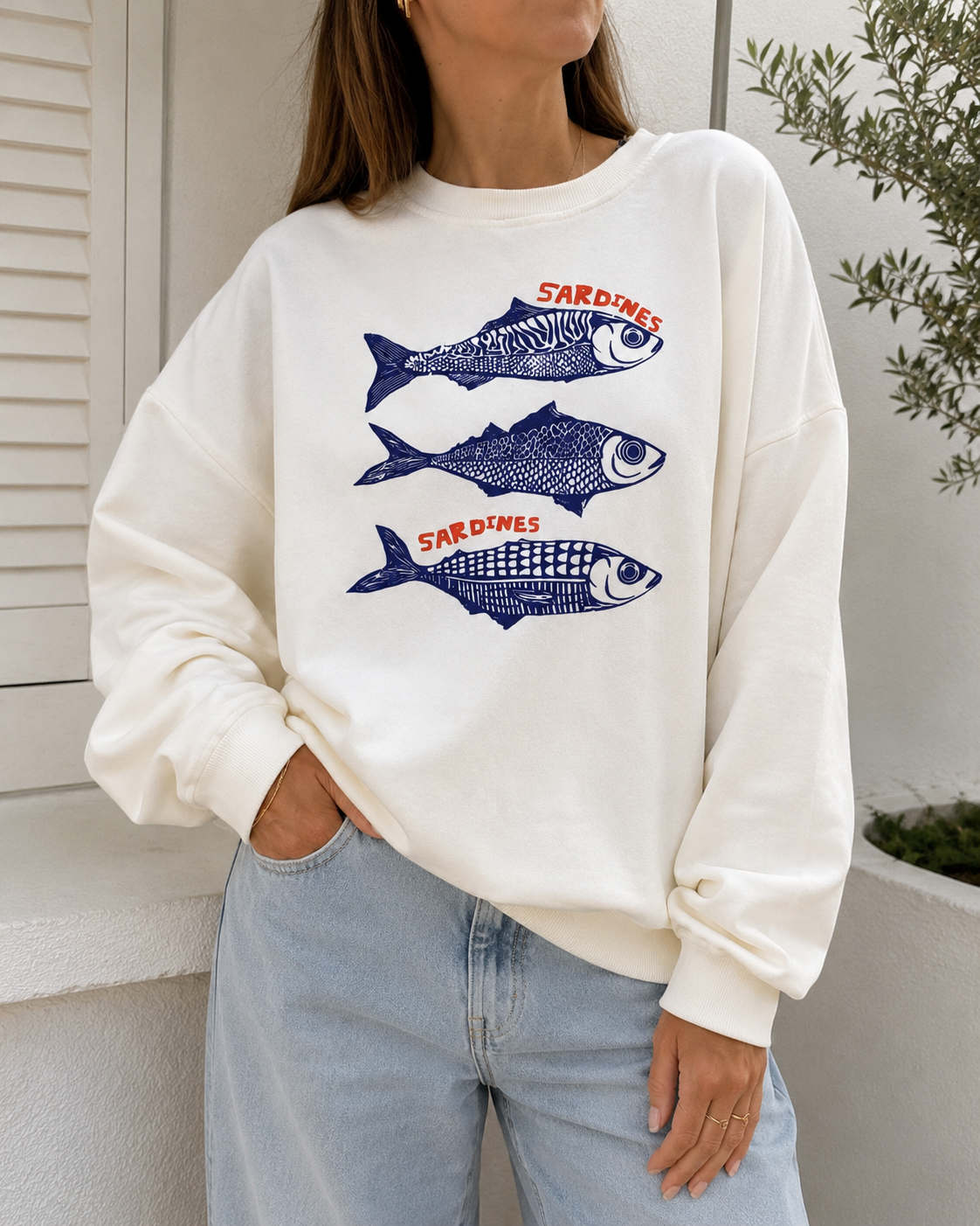 Sweatshirt branca com estampa de sardinhas azuis e texto vermelho
