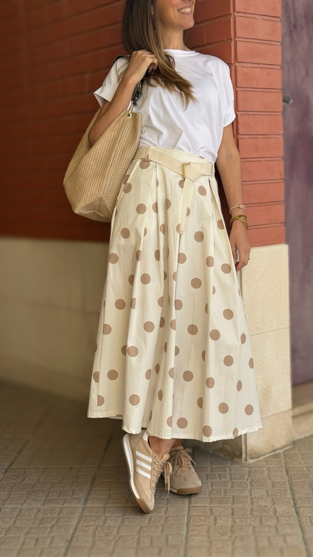 Saia comprida bege com bolinhas castanhas e cinto bege usada com t-shirt branca e ténis bege