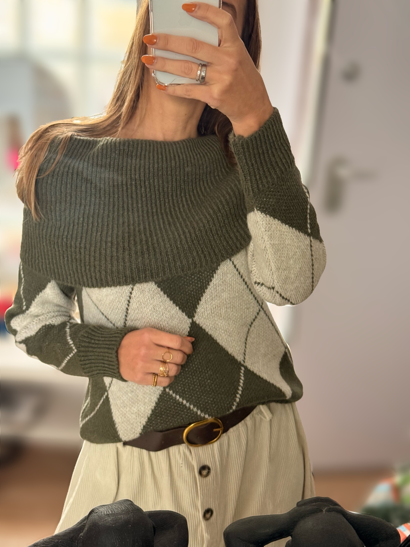 Camisa de malha feminina com padrão argyle verde escuro e cinza e gola larga canelada