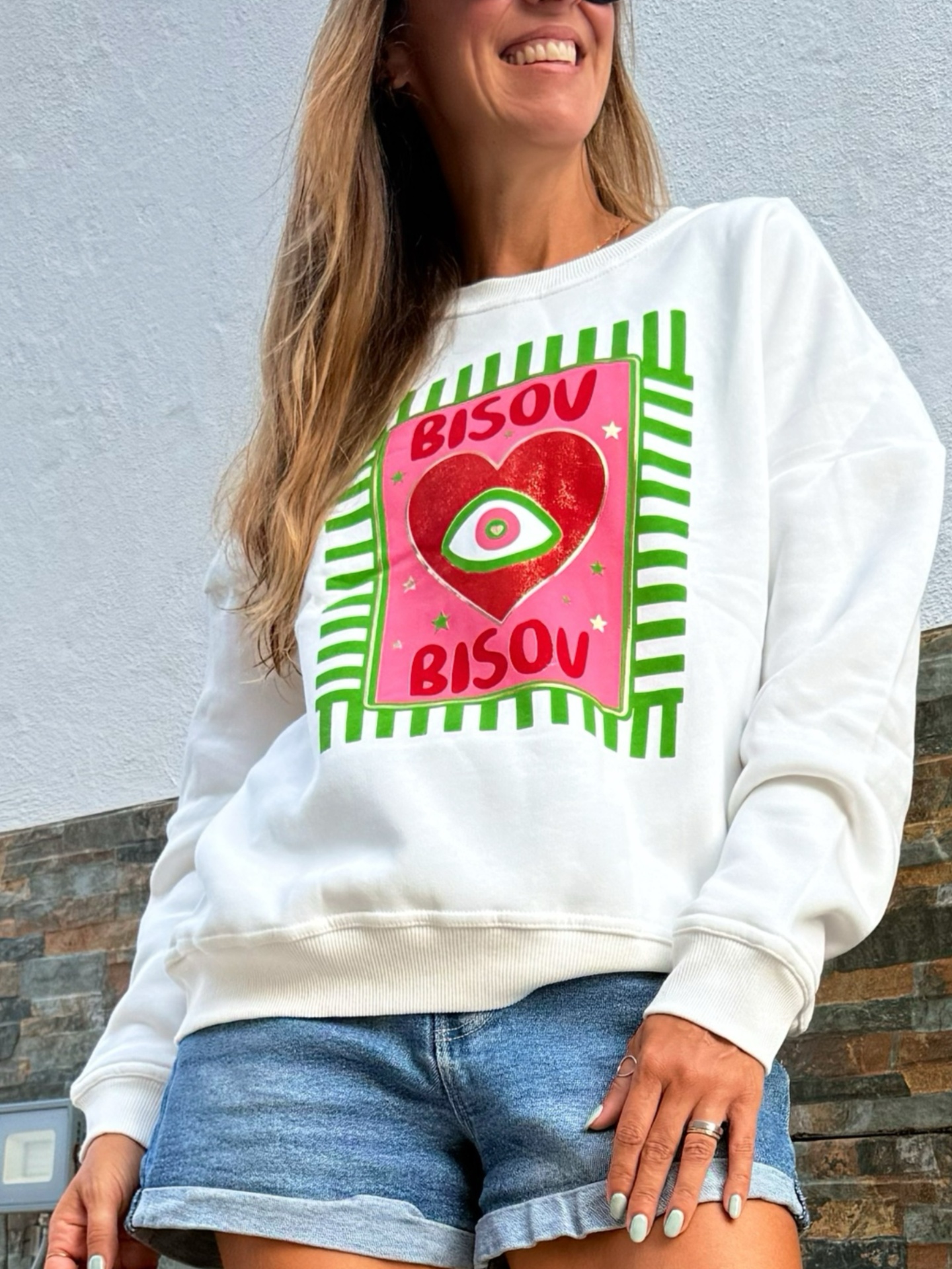 Sweatshirt branca com estampado colorido BISOUS e calções de ganga azul