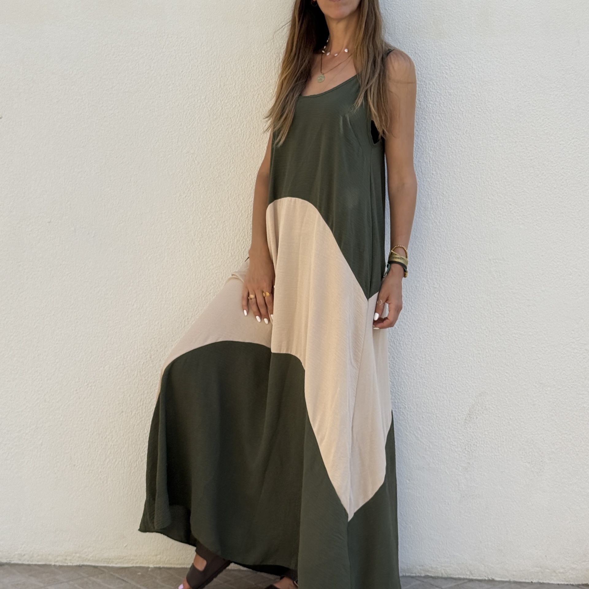 Vestido comprido color block verde-oliva e bege