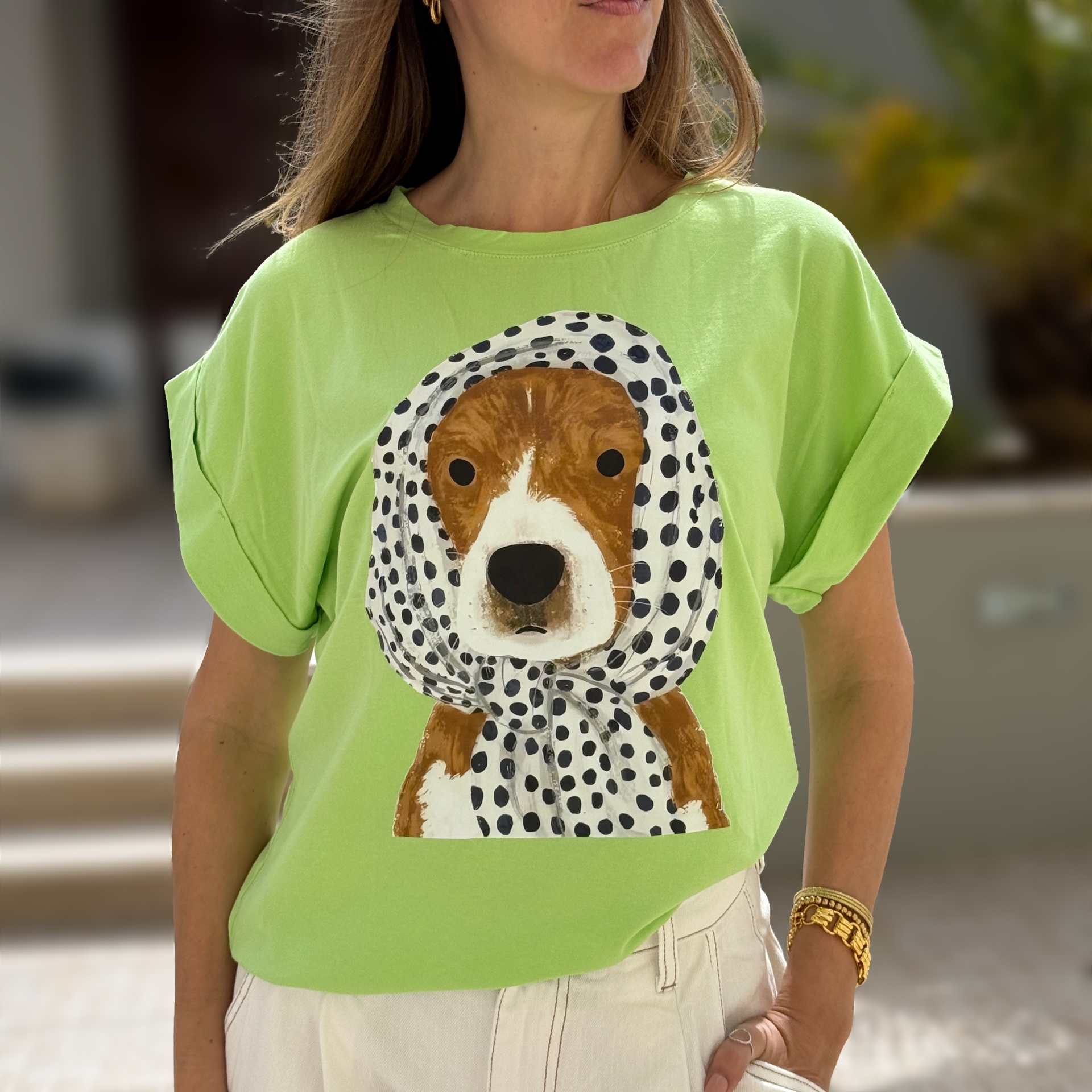 T-shirt verde claro com estampa de cão com lenço às bolinhas pretas
