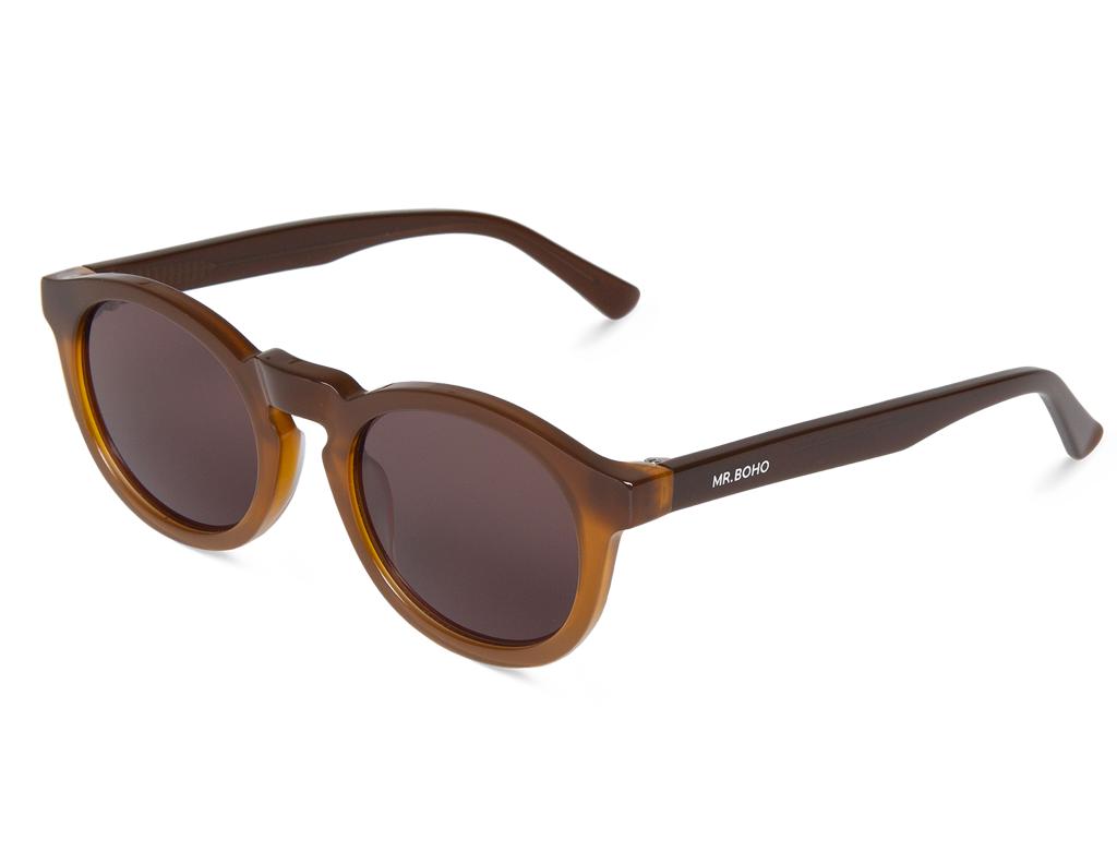 Óculos de sol castanhos com lentes escuras e inscrição MR BOHO