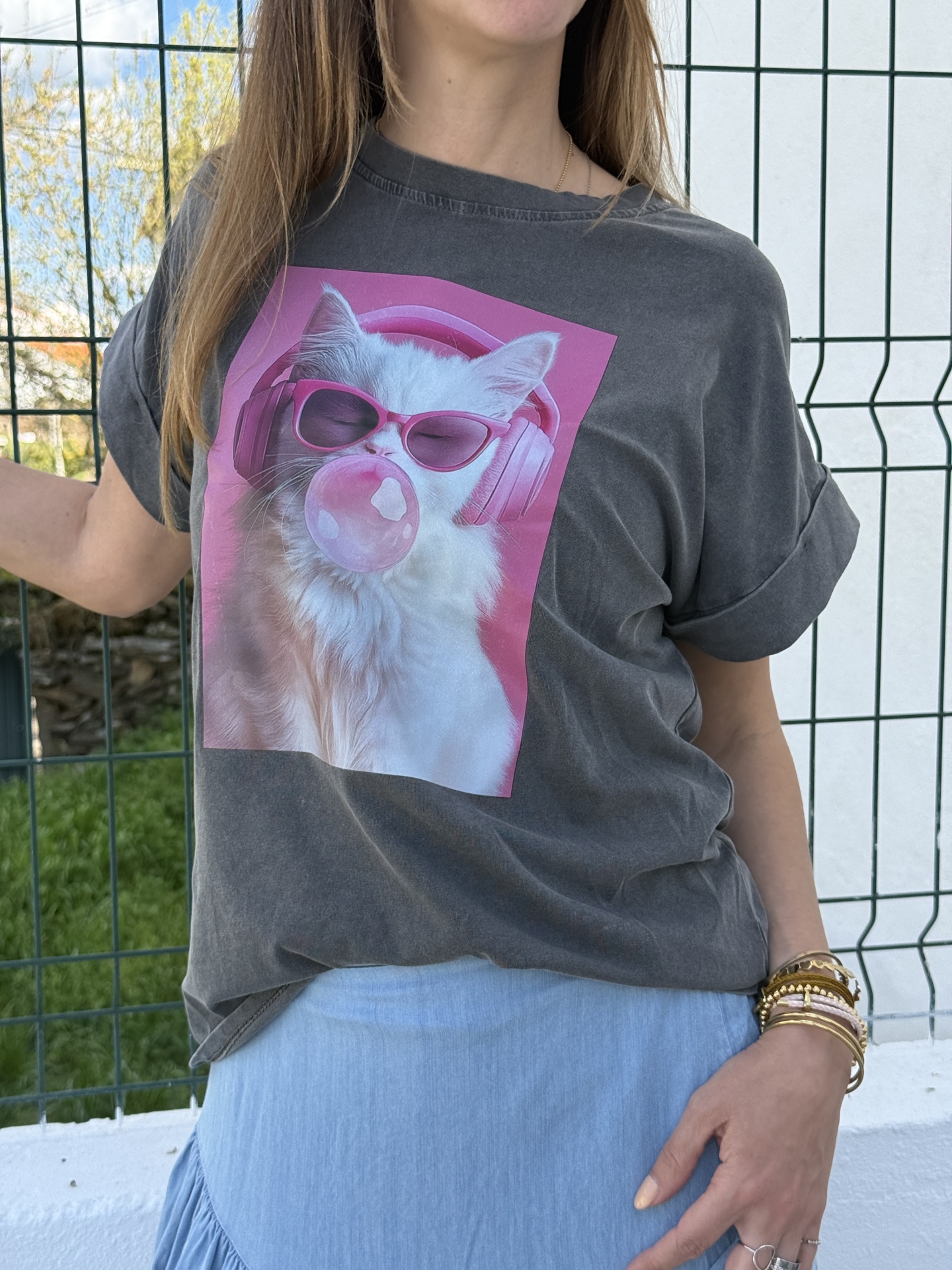 T-shirt cinza escuro com estampa de gato branco com óculos e auscultadores rosa