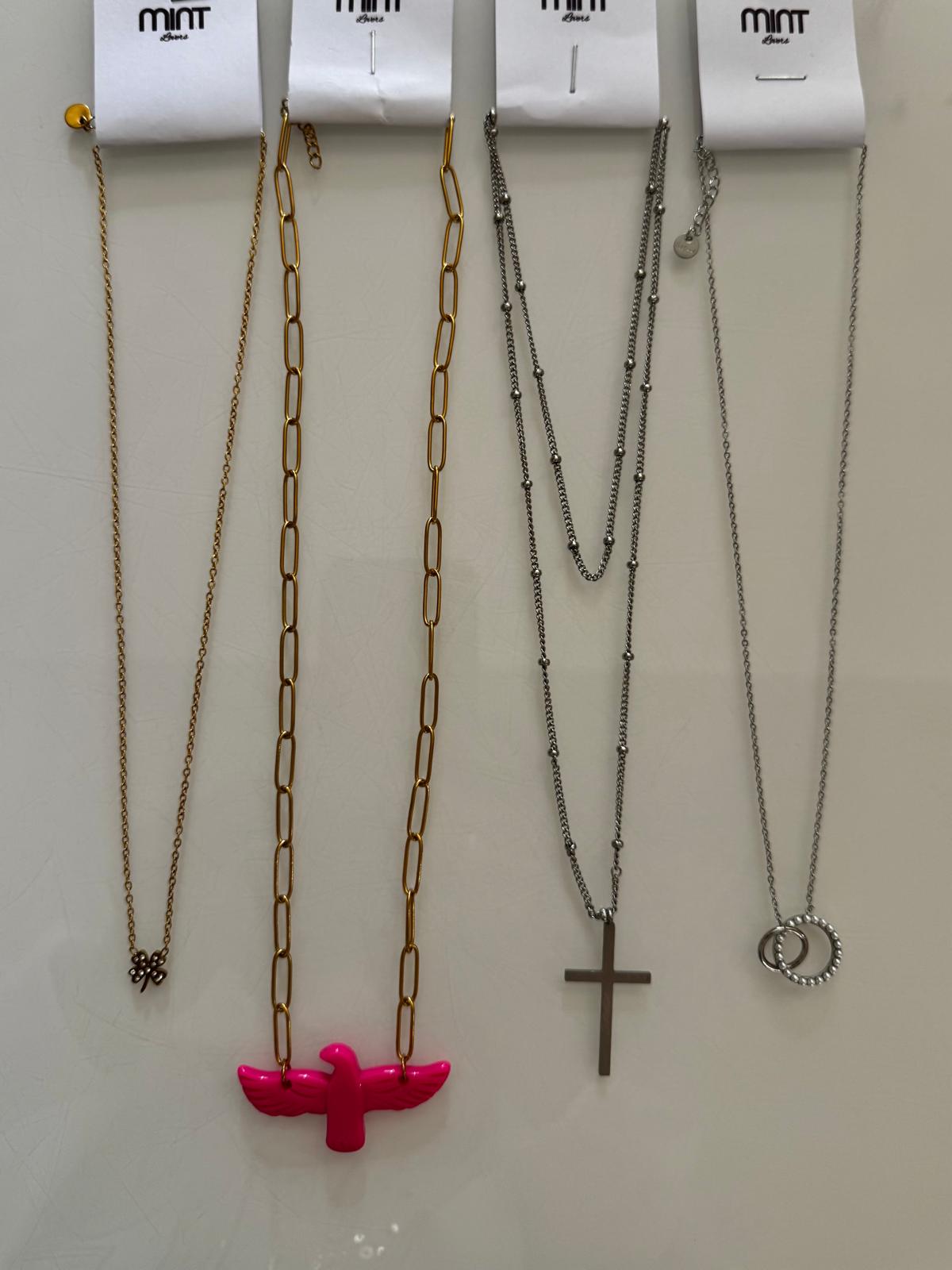 Colares pendurados em suporte branco com etiquetas MINT