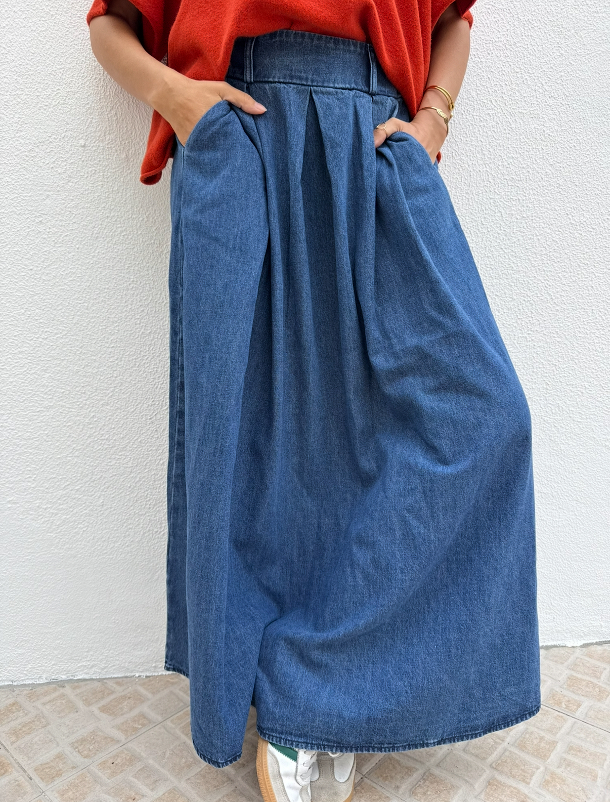 Saia comprida azul denim com pregas e bolsos