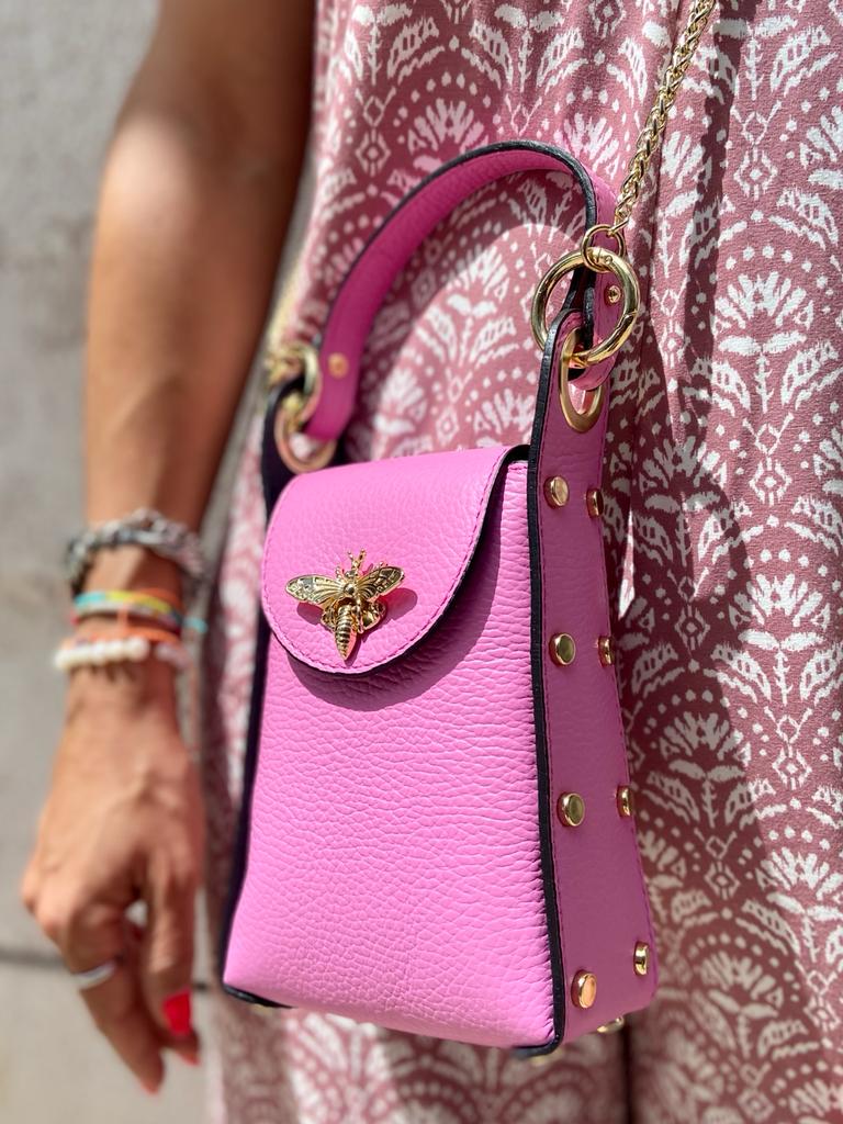 Mala pequena rosa com abelha dourada e textura pele