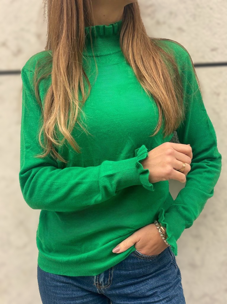 Pulôver verde de malha com folhos na gola e punhos