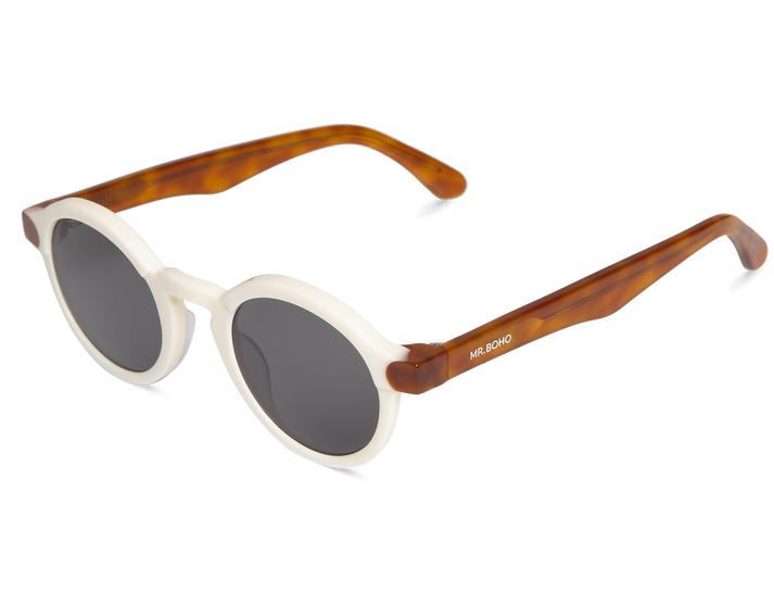 Óculos de sol redondos com armação branca e hastes castanhas marmoreadas