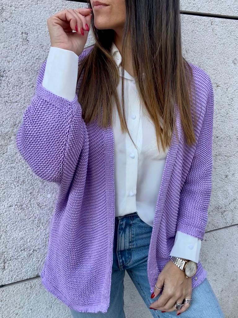 Mulher com cárdigan lilás e camisa branca