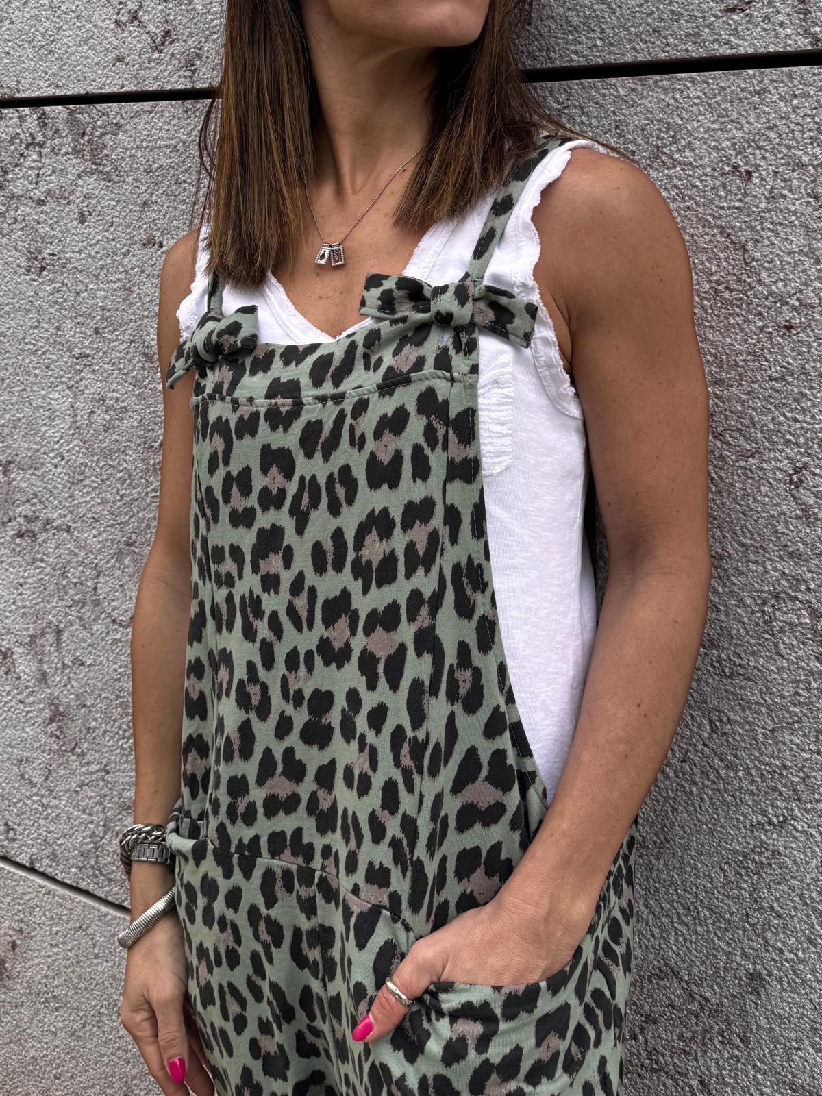 Macacão verde com padrão de leopardo sobre t-shirt branca