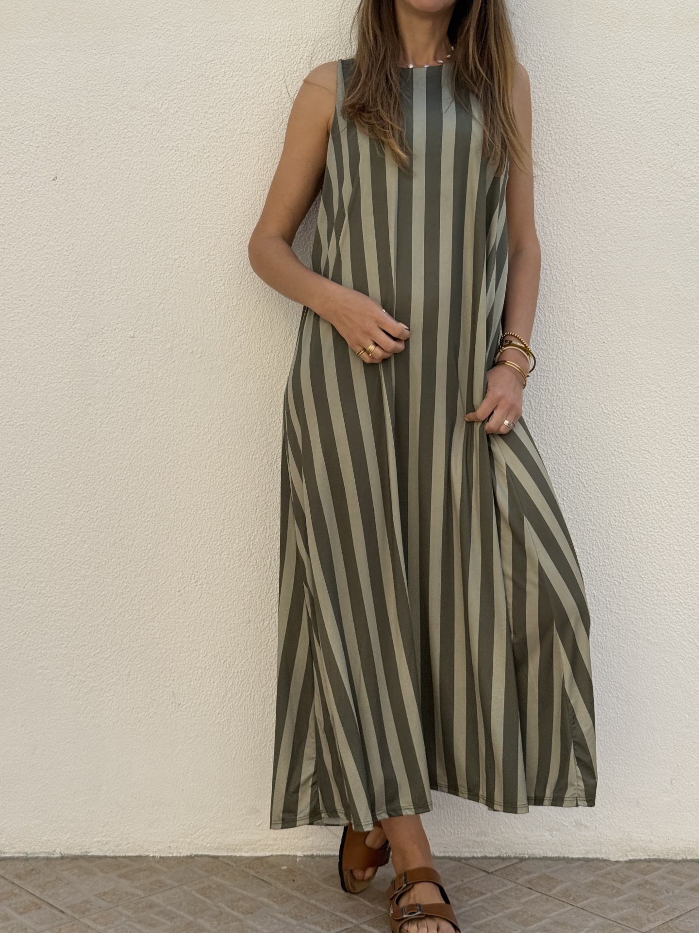 Vestido comprido riscas verticais verde e bege com sandálias castanhas