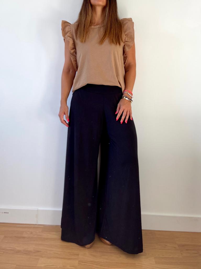 Conjunto feminino blusa bege com folhos e calças largas pretas