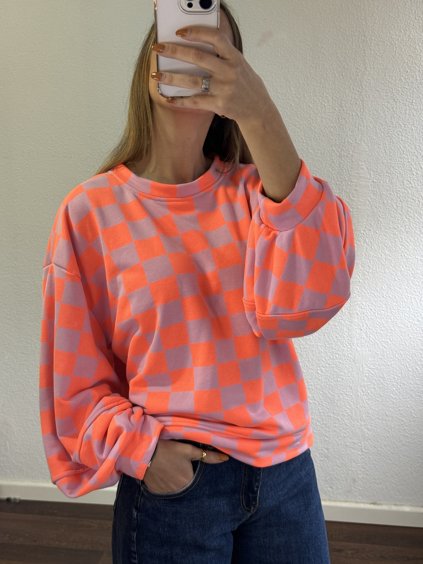 Sweatshirt xadrez laranja e rosa com gola redonda e mangas compridas bufantes
