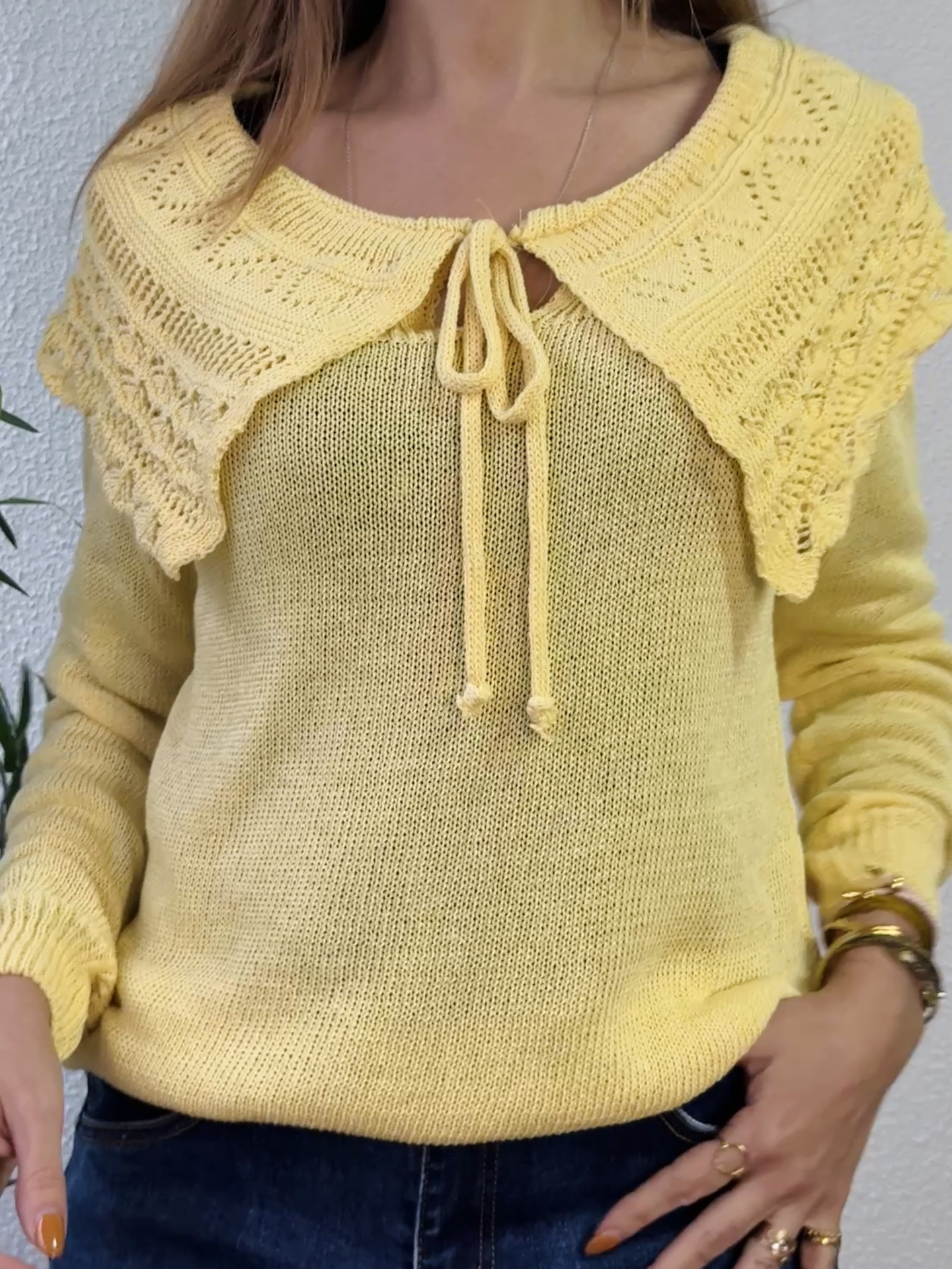 Sweater amarelo de malha com gola decorativa em tricô e laço