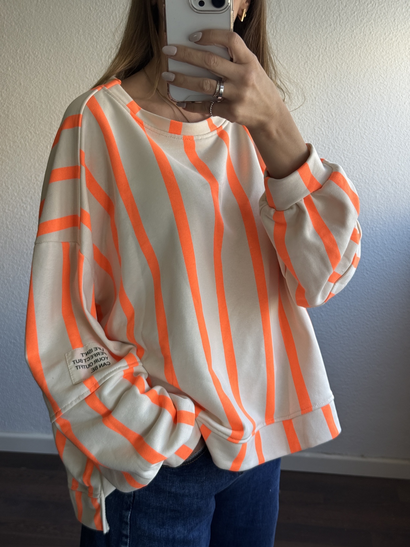 Sweatshirt feminina com riscas laranja fluorescente e gola redonda