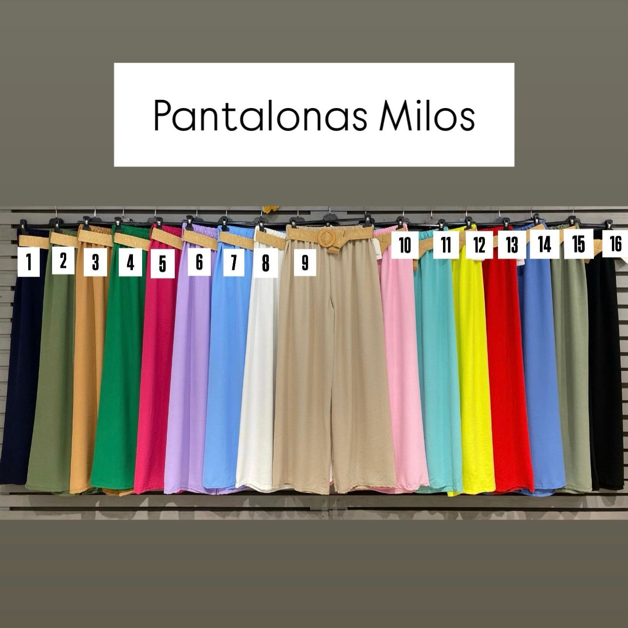 Pantalonas Milos em várias cores penduradas em cabides com etiquetas numeradas