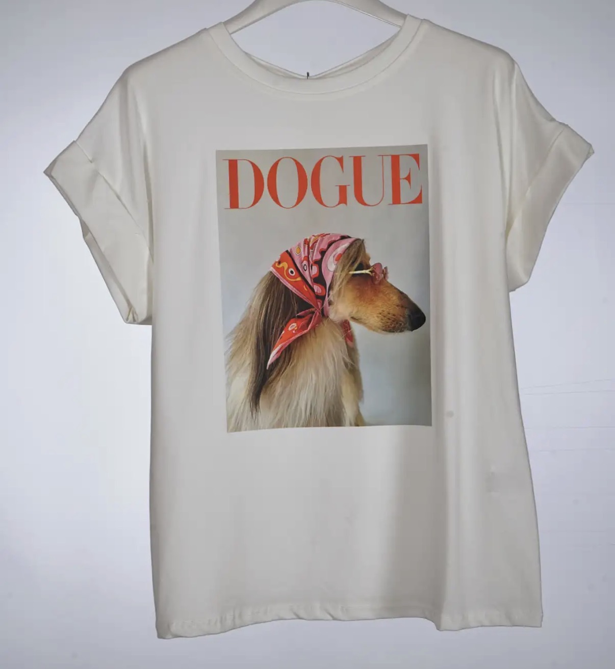 T-shirt branca com estampa de cão com lenço e óculos e texto DOGUE.