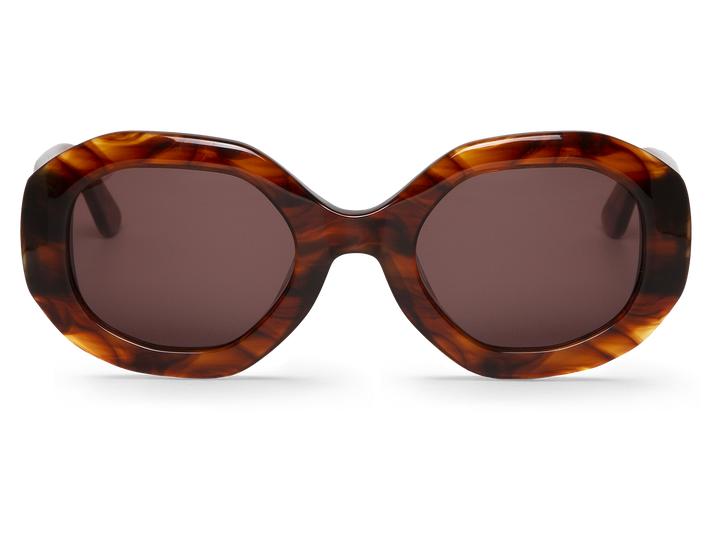 Óculos de sol com armação oval padrão tartaruga castanha e lentes escuras.