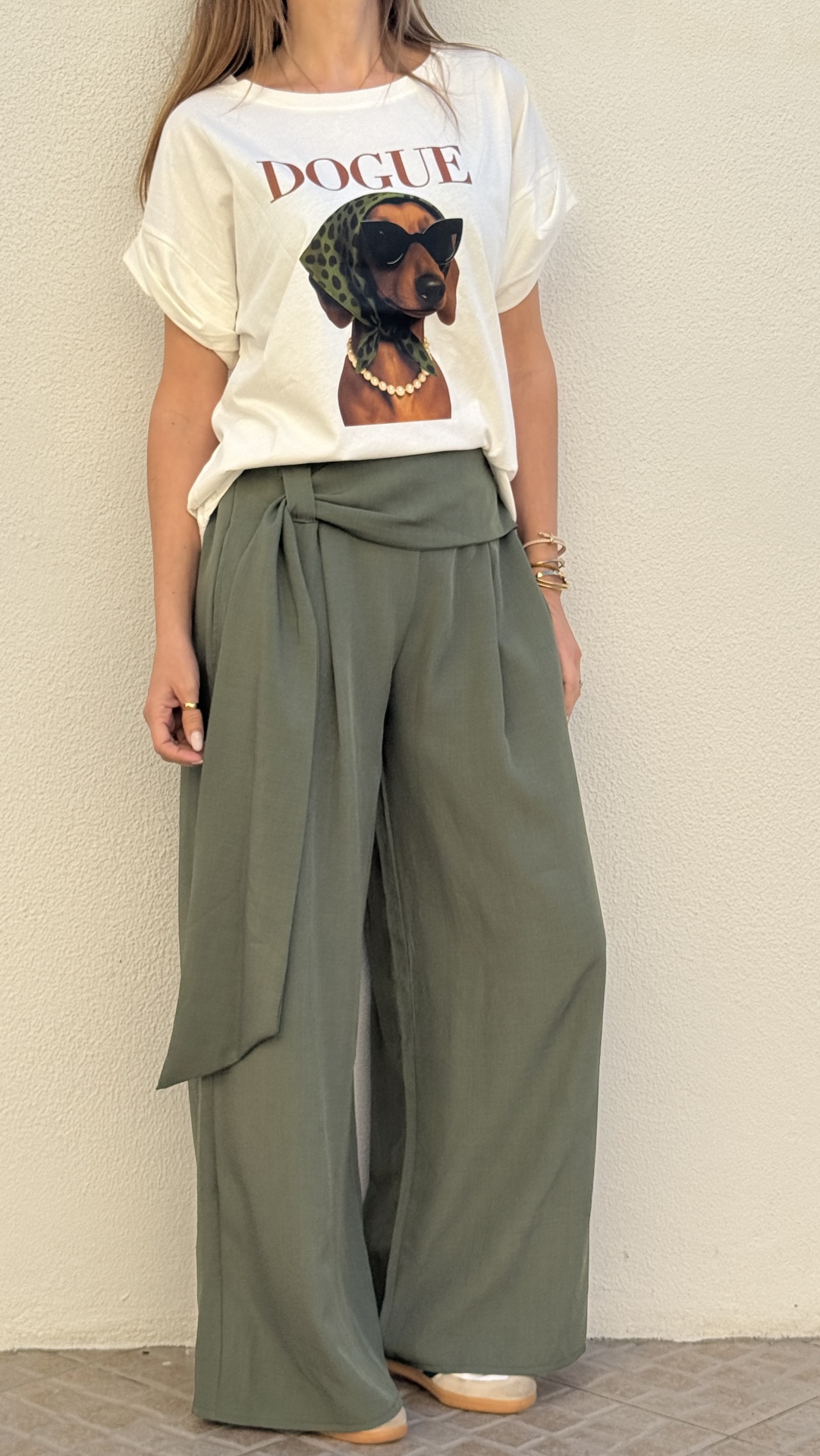 T-shirt branca com cão estampado e calças largas verde-oliva