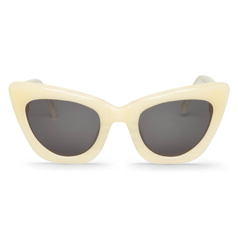 Óculos de sol creme com lentes escuras em formato gatinho