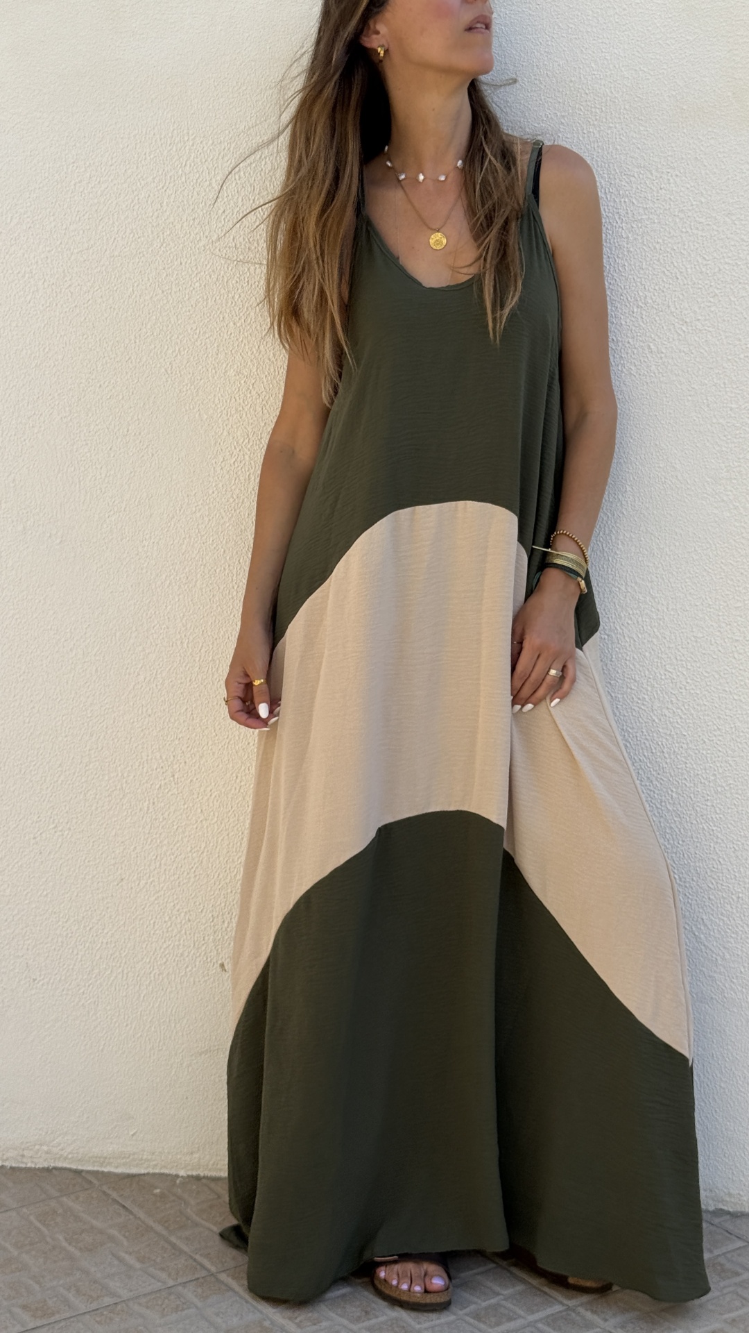 Vestido longo caqui e bege com alças finas