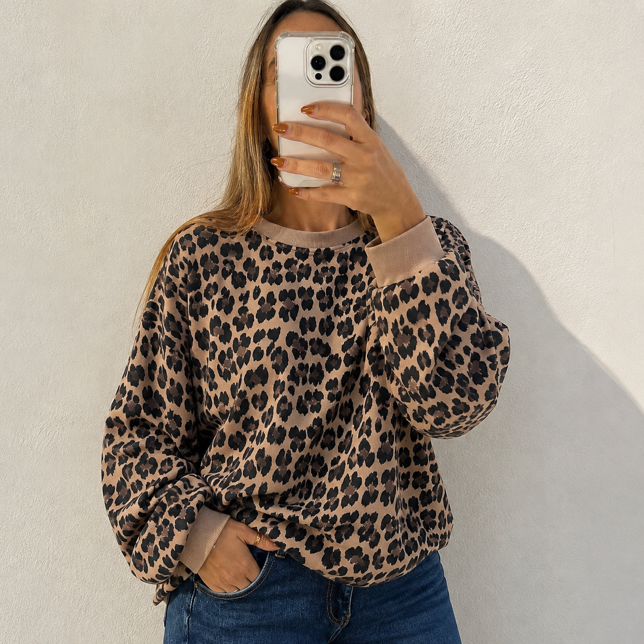 Camisola estampada animal castanho e preto com gola e punhos castanho claro, usada com jeans azul