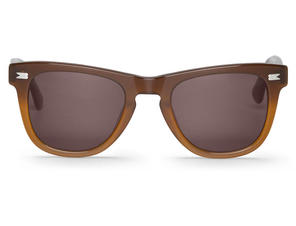 Óculos de sol castanhos com lentes escuras em fundo branco