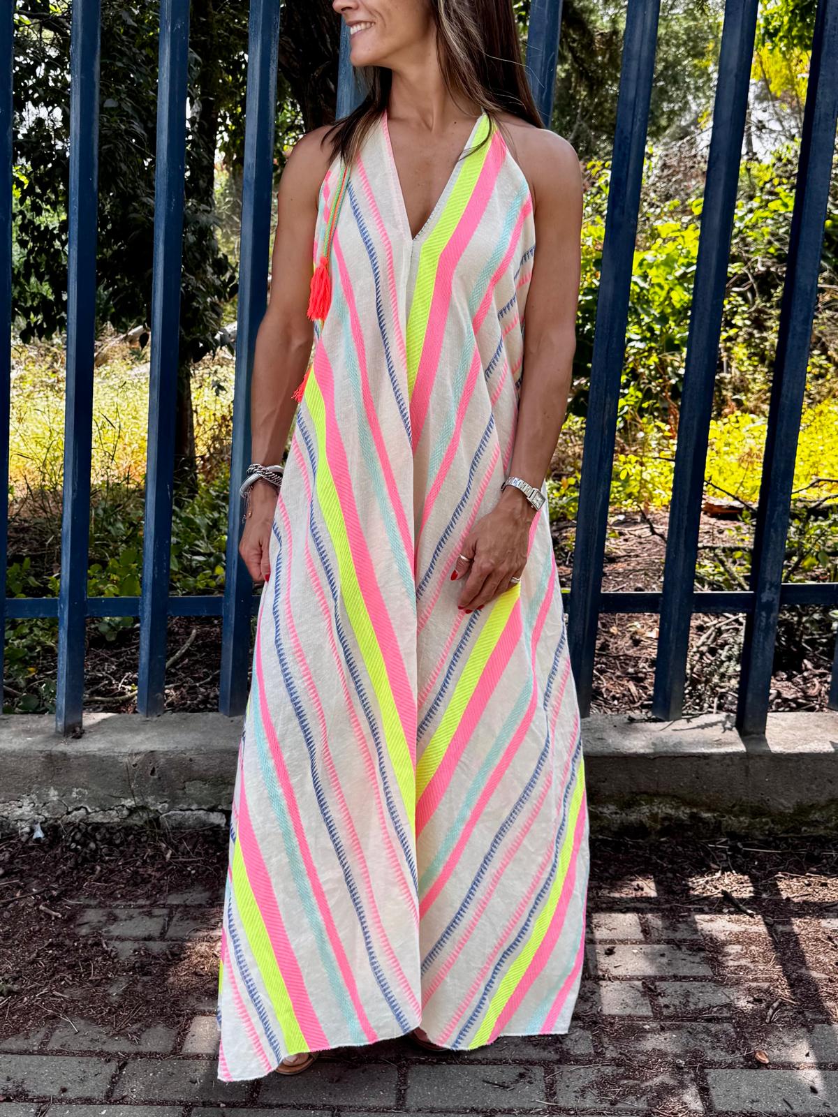 Vestido maxi às riscas coloridas com acabamento tassel no pescoço