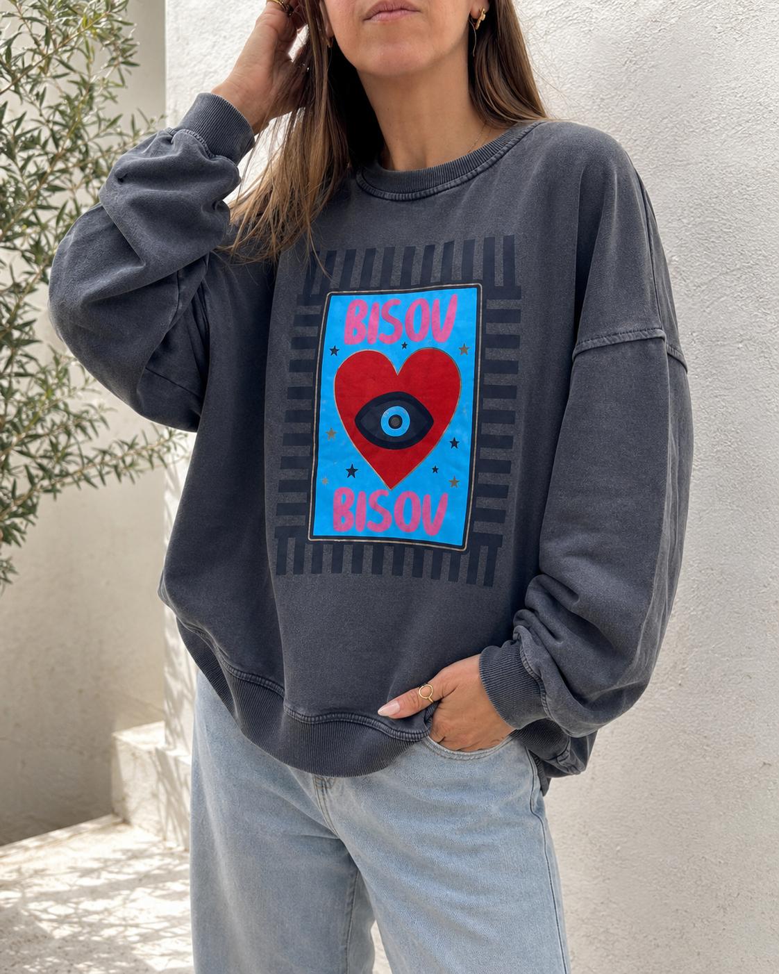 Sweatshirt cinzenta escura com estampado colorido frontal e calças de ganga claras