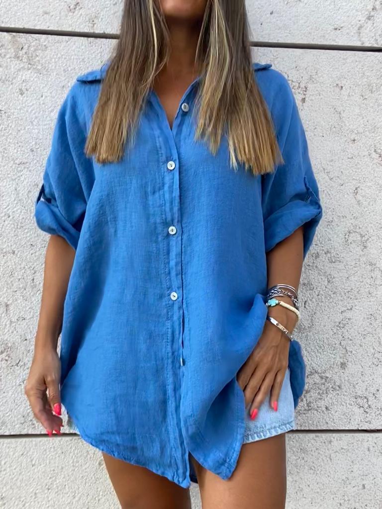 Camisa azul leve com botões brancos e mangas dobradas