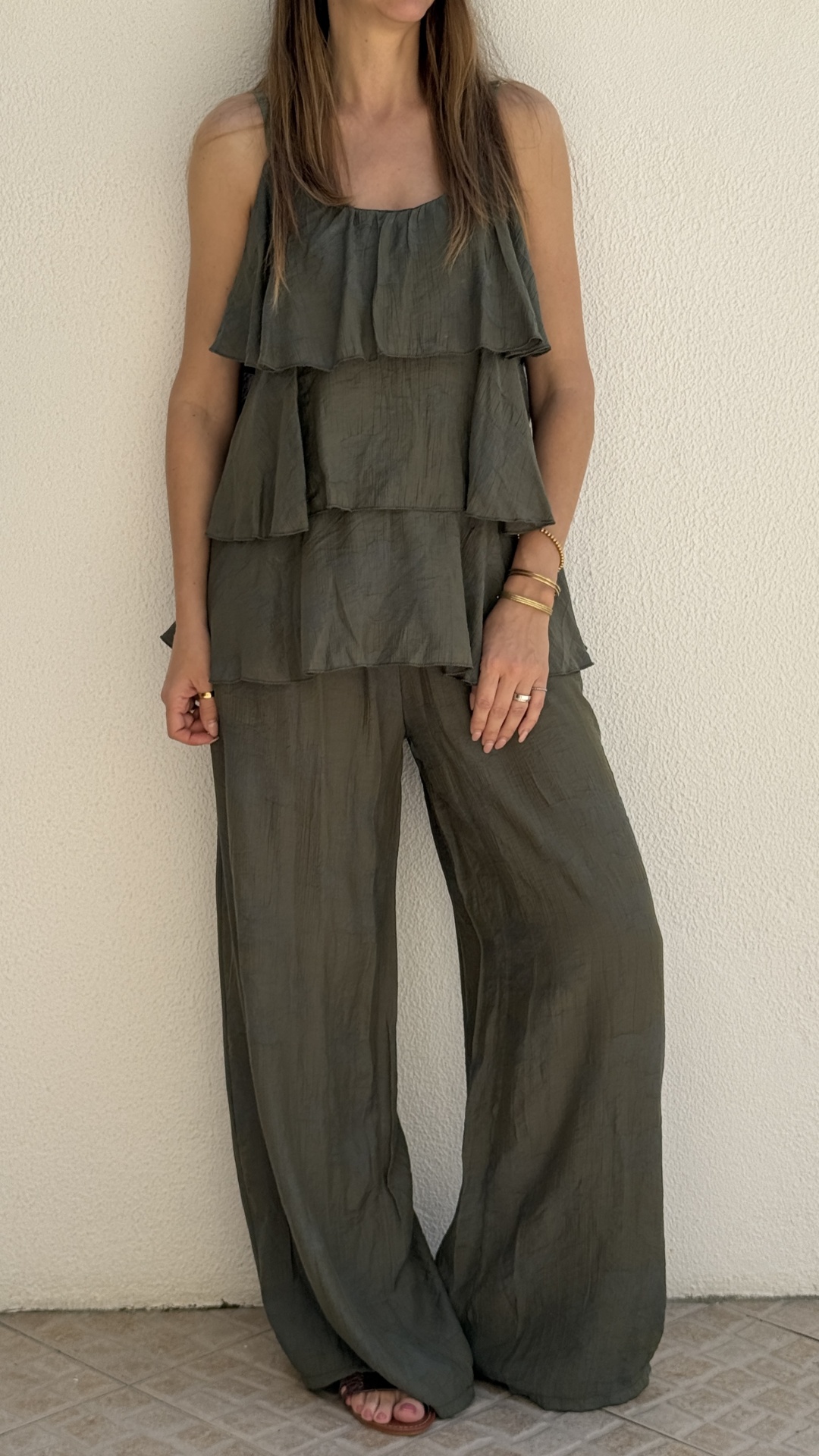 Conjunto feminino verde-oliva com top de alças folhadas e calças largas