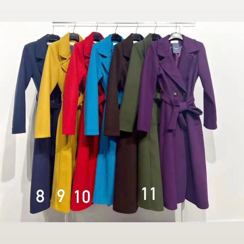 Sete casacos compridos de diferentes cores pendurados numa barra branca.