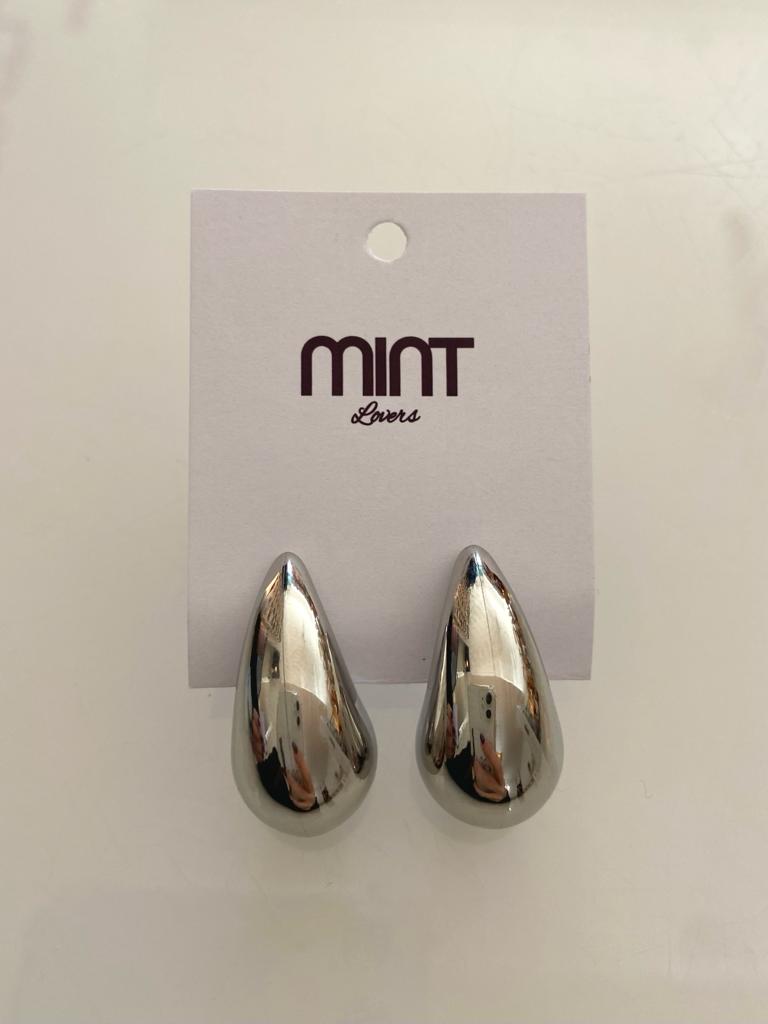 Brincos metálicos prateados em cartão branco com logotipo MINT Lovers