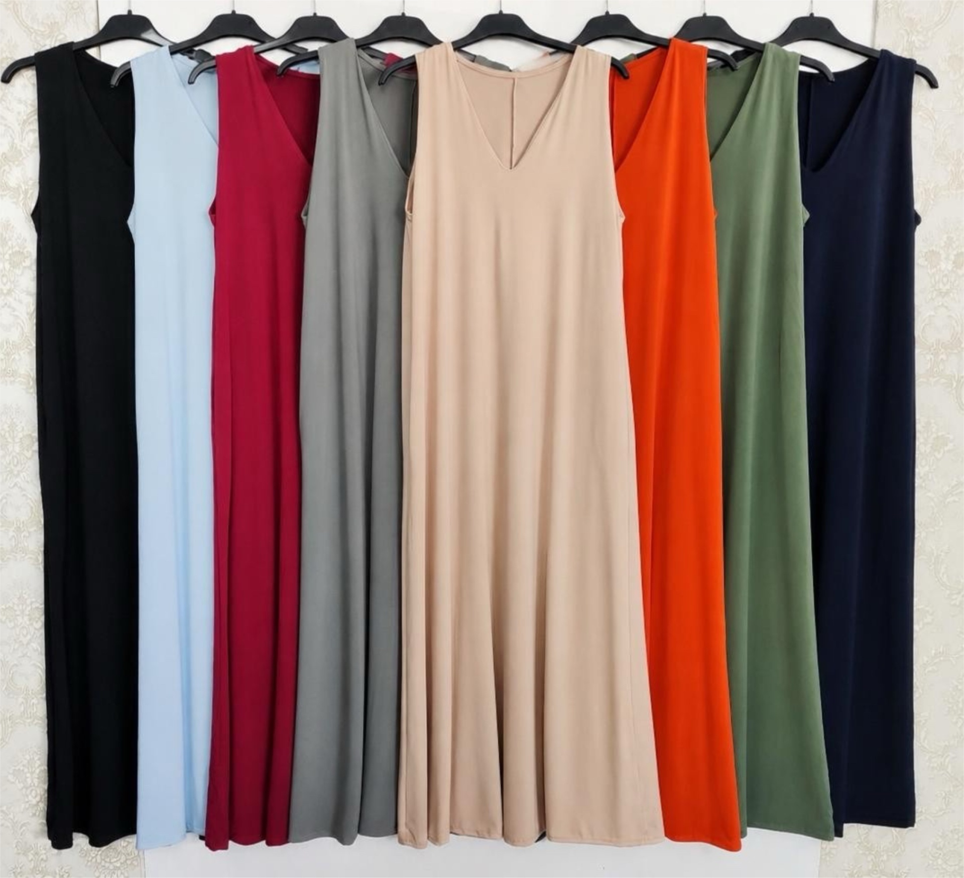 vestidos sem mangas em várias cores pendurados
