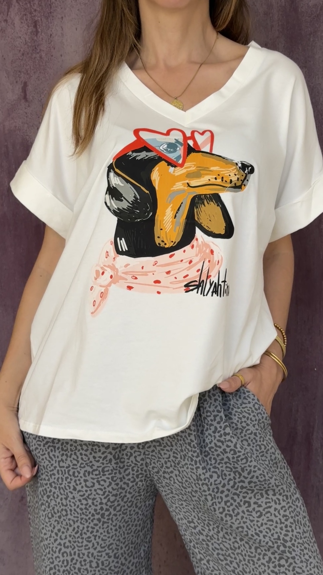 T-shirt branca com estampado de cão e calças cinzentas com padrão animal print