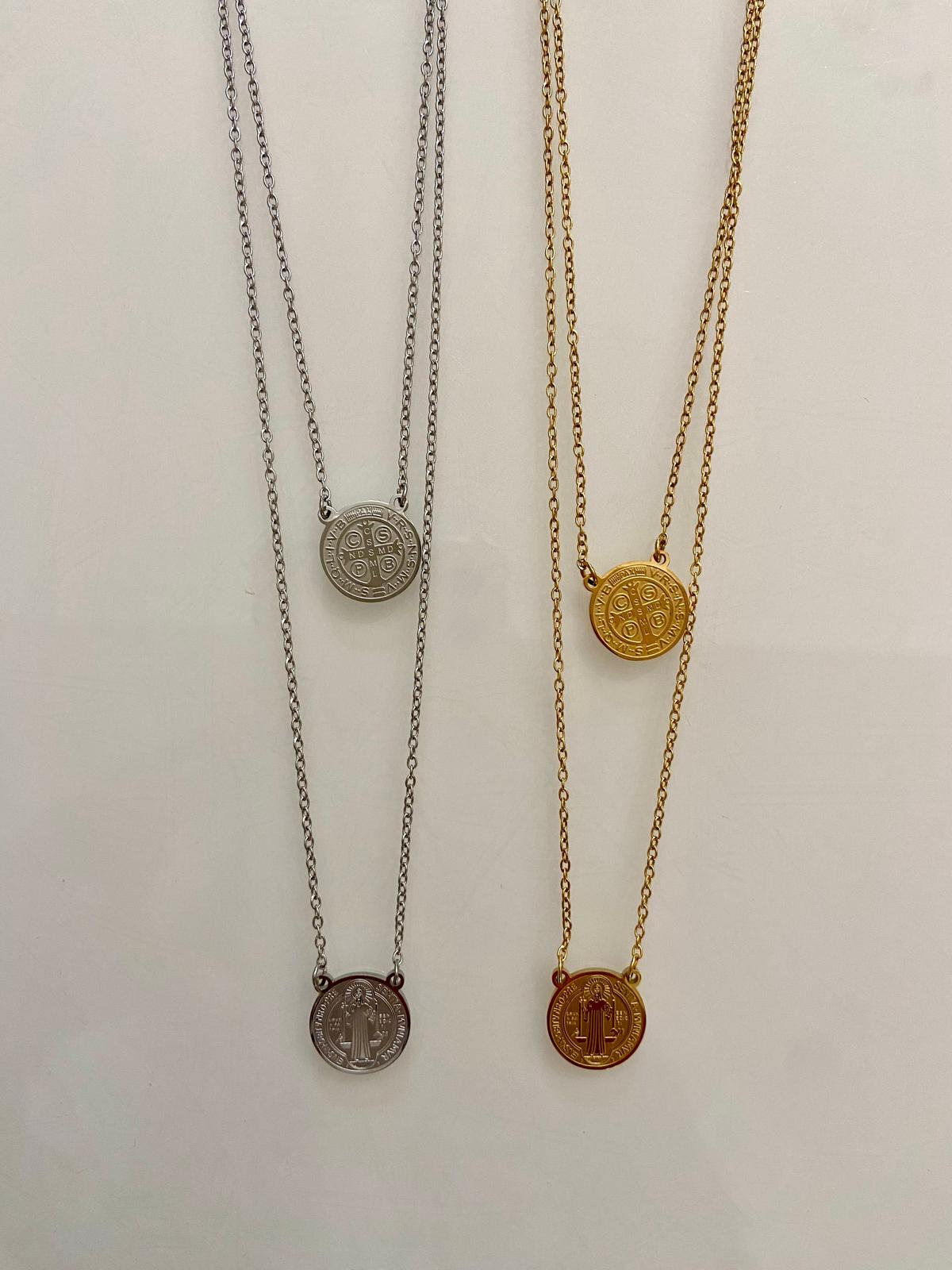 Quatro colares com medalhões redondos em metal prateado e dourado