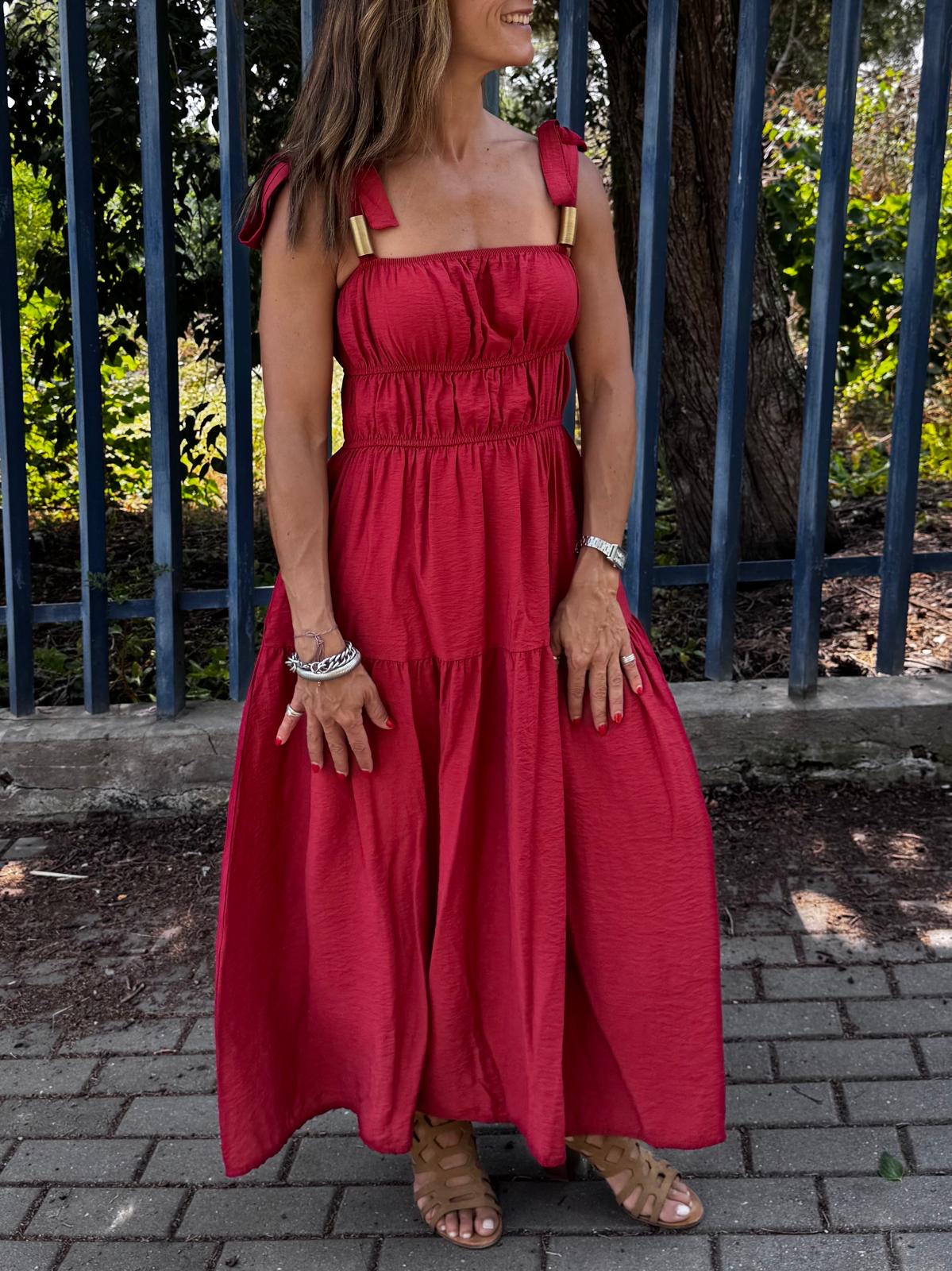 Mulher com vestido longo vermelho com alças na rua