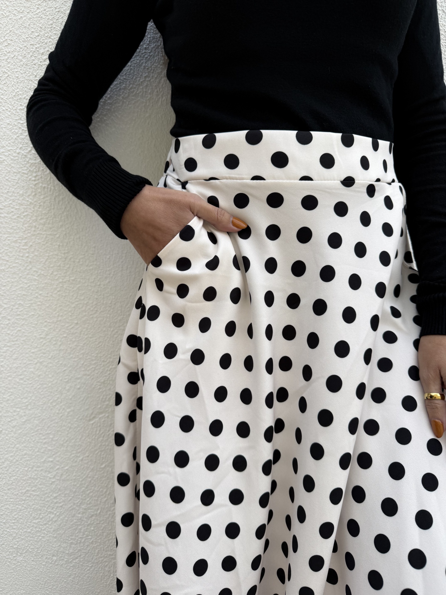 Saia feminina branca com bolinhas pretas e bolso lateral