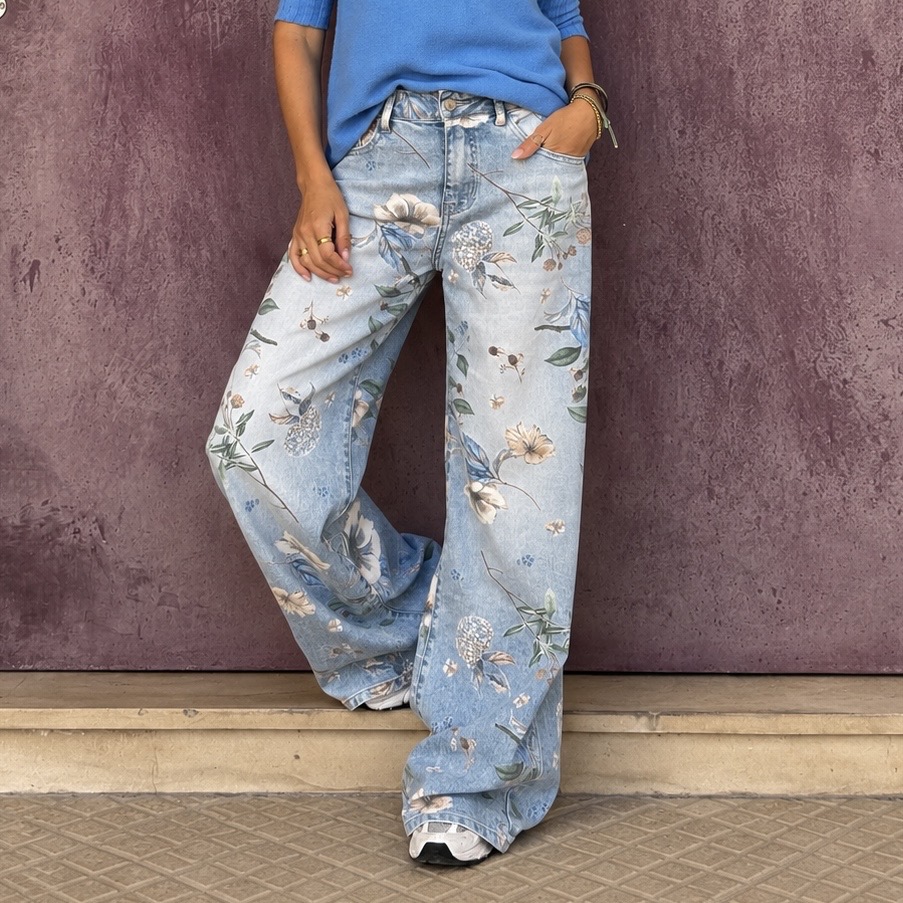 Calças largas de ganga azul claro com padrão floral multicolorido e camisola azul