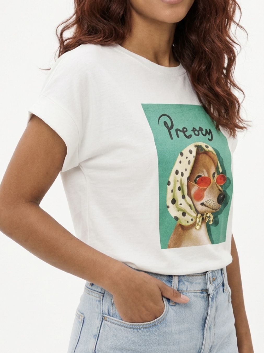 T-shirt branca com estampado de cão de lenço e óculos vermelhos