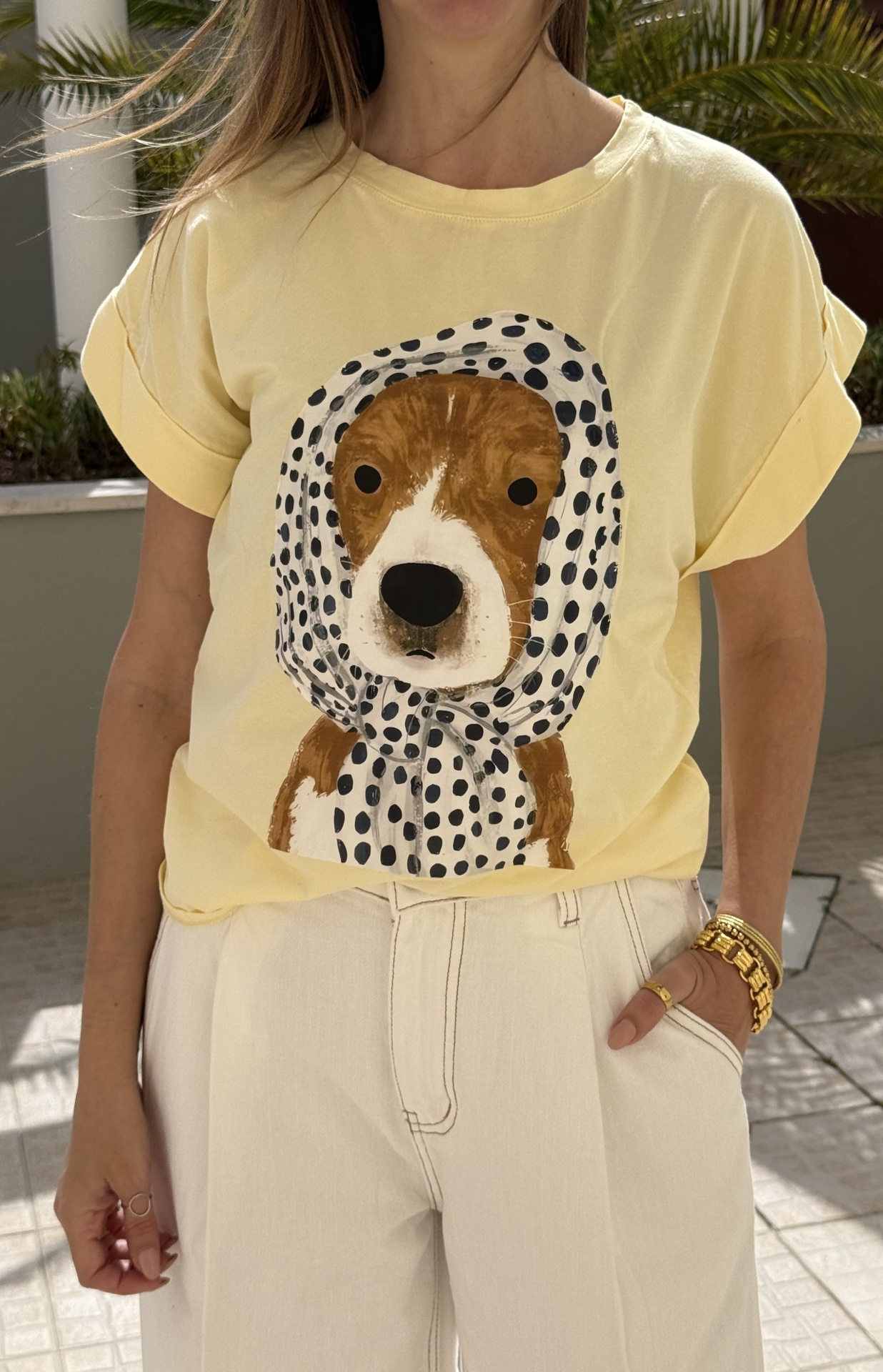 T-shirt amarela com estampa de cão com lenço às bolinhas pretas