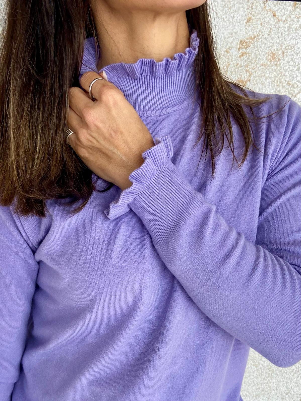 Camisola lilás de malha com gola e punhos frisados