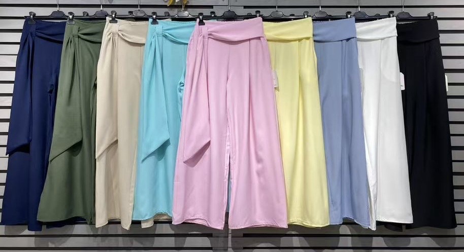 Calças largas coloridas penduradas em cabides